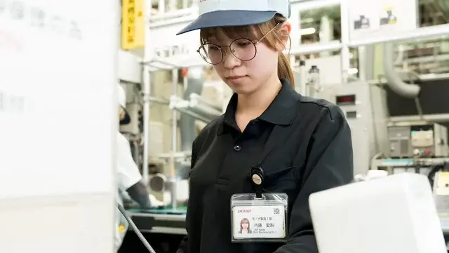 Denso Motors-Mitarbeiter arbeitet vor Ort in der Produktionsstätte