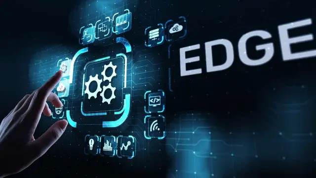 Eine Hand berührt die Schnittstelle eines Computermonitors, die mit Edge-Computing-Daten verbunden ist.