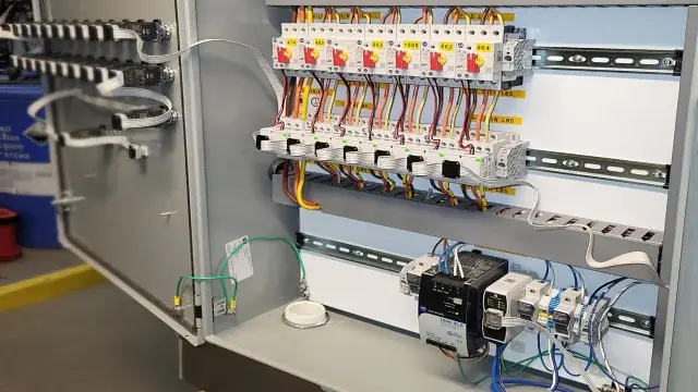 Die EtherNet/IP™-Einbaulösung von Rockwell Automation reduziert Verdrahtungsaufwand und -komplexität und benötigt weniger Platz.